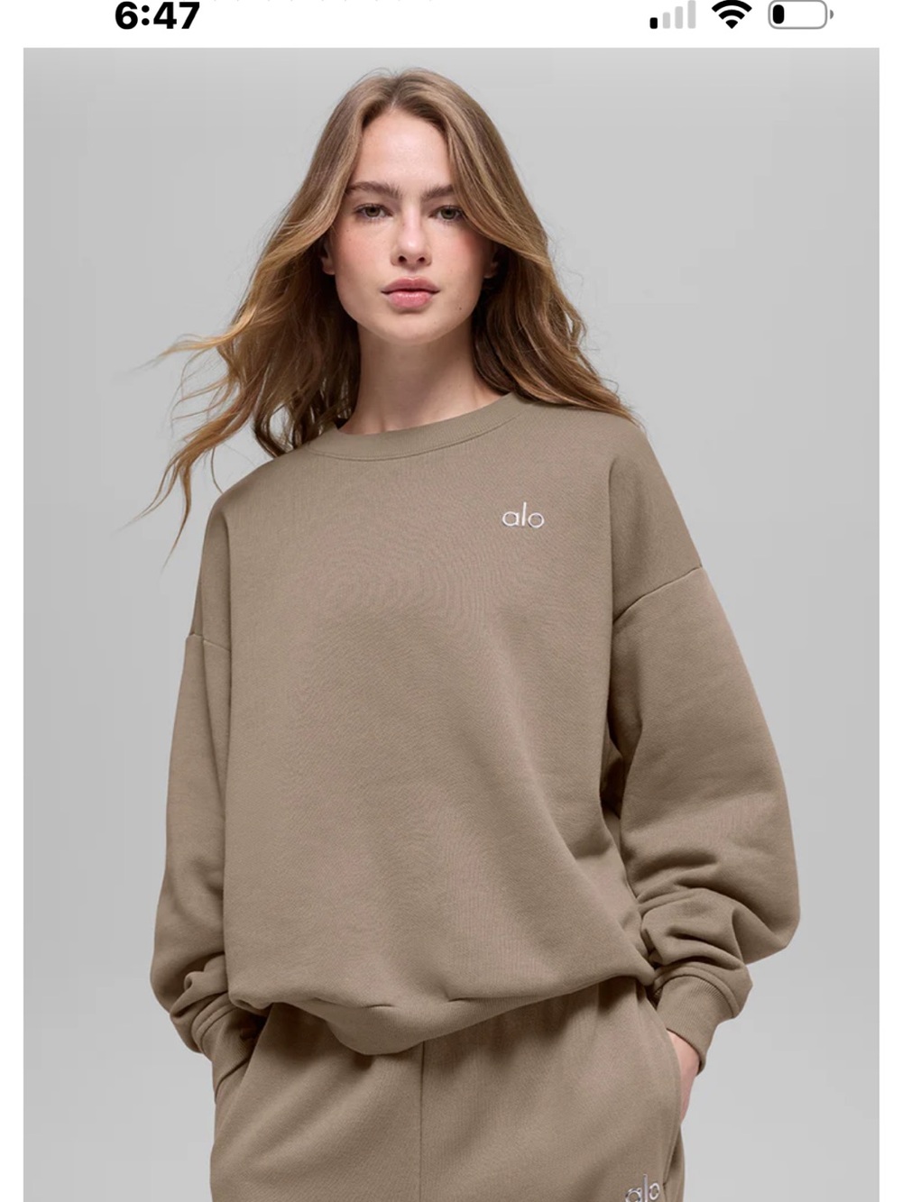 ALO Yoga Crewneck Accolade pullover  in Taupe